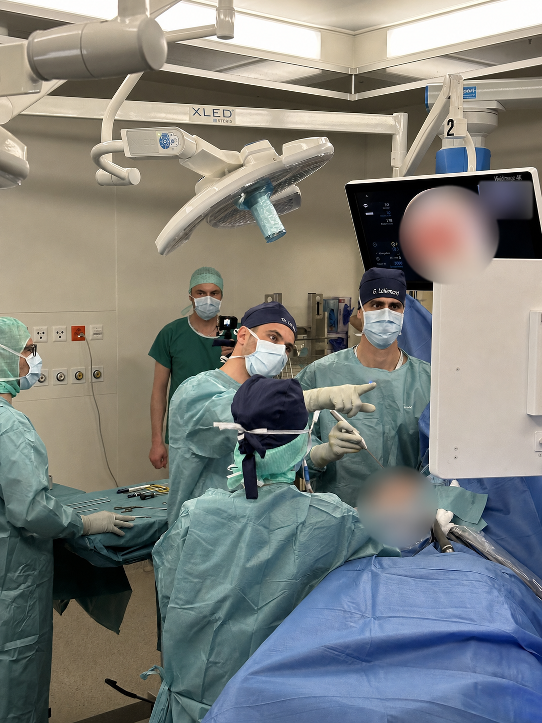 Chirurgie de Latarjet arthroscopique retransmise en direct, écran et épaule du patient floutés